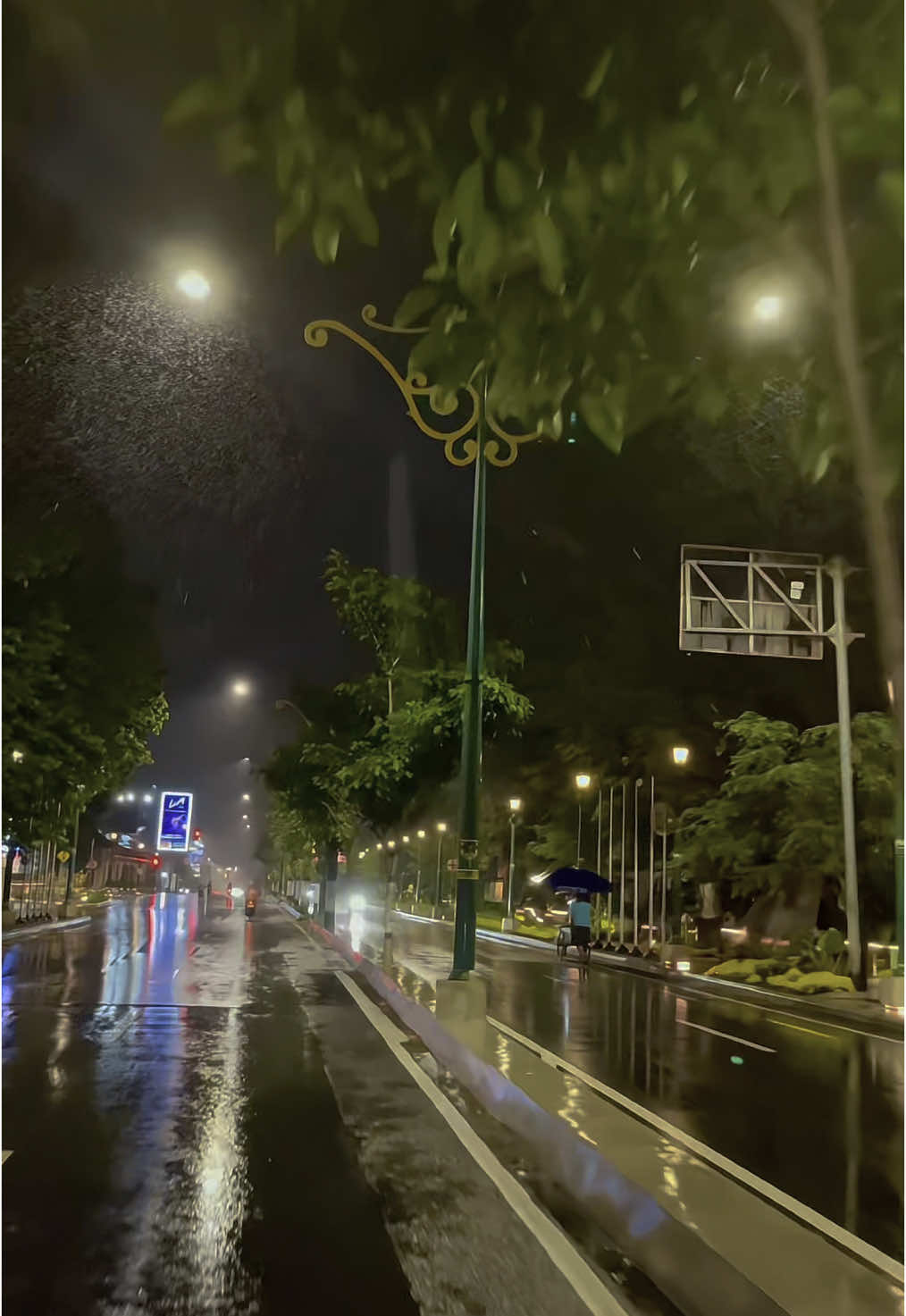 meromantisasi jogja dan hujan 🤍   #yogyakarta #hujan #nightride #malioboro #mangu