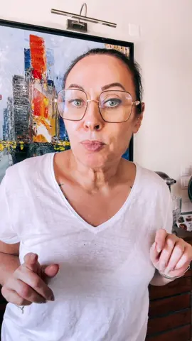 Recette allégée du gâteau aux pommes Golden Ingrédients : 	•	Pommes Golden (à volonté, pour remplir le moule) 	•	3 œufs (au lieu de 4) 	•	35 g d’érythritol (au lieu de 50 g de xylitol — l’érythritol a 0 kcal) 	•	20 cl de lait végétal non sucré (amande, soja, avoine…) 	•	110 g de farine complète (ou 100 g farine + 10 g fécule de maïs pour le moelleux) 	•	20 g de compote de pommes sans sucre ajouté + un a 1 20 g d’huile de pépins de raisin (pour réduire les matières grasses de moitié) 	•	1 sachet de levure chimique 	•	2 c. à s. de jus de citron 	•	1 pincée de sel 	•	1 gousse de vanille ou extrait naturel 	•	1 c. à c. de cannelle #CuisineMaison #FaitMaison #DessertLéger #GâteauAuxPommes #gpt 