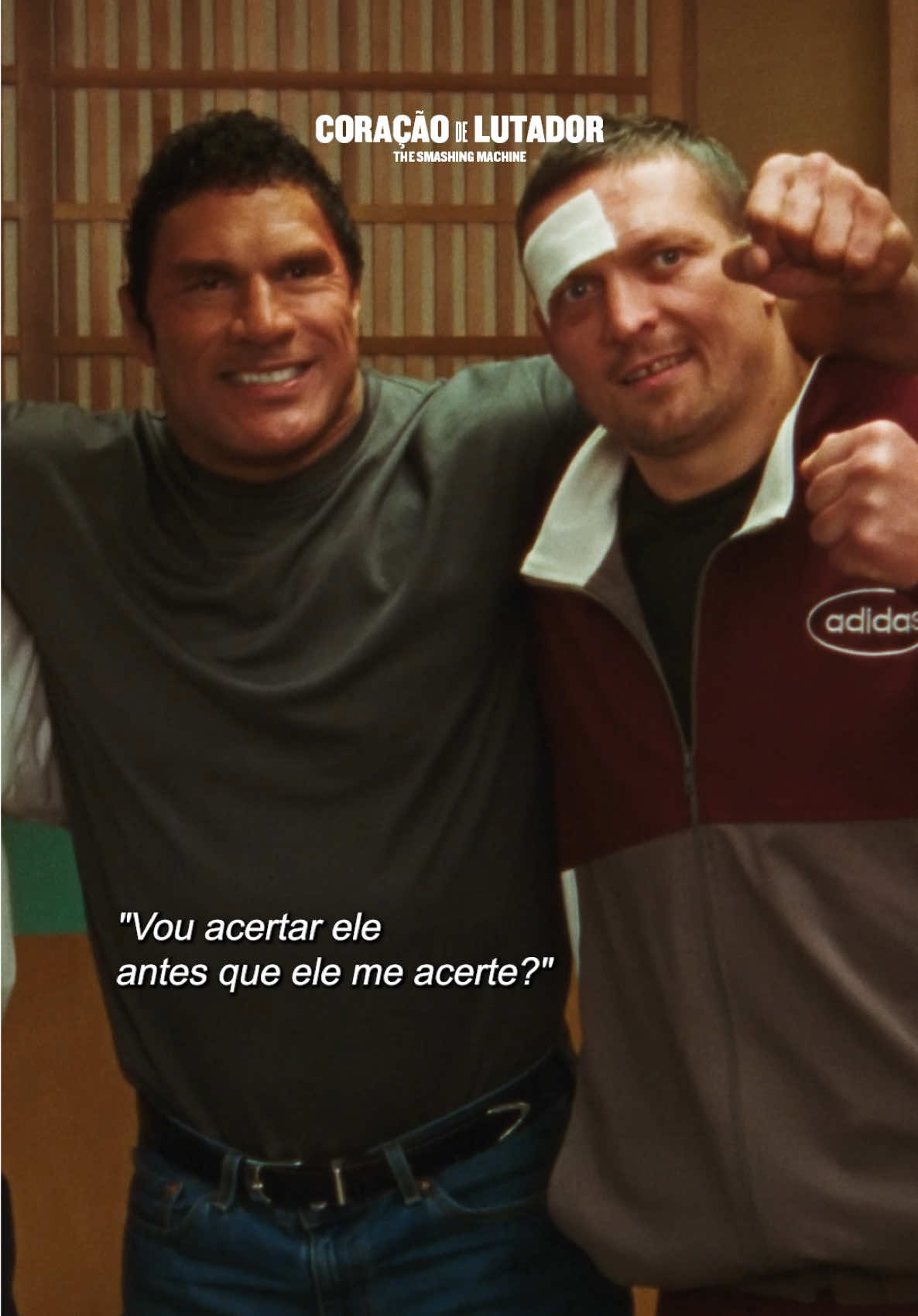 Em #CoraçãoDeLutador – The Smashing Machine, Dwayne “The Rock” Johnson está irreconhecível em sua performance mais intensa até hoje, vivendo o lutador Mark Kerr 🏆👊 Com direção de Benny Safdie e produção da A24, o filme traz a poderosa e real história de uma lenda do UFC que, no auge da fama, precisa enfrentar seus maiores combates fora do octógono: o vício, a pressão pela vitória, o amor e a lealdade. A indicada ao Oscar Emily Blunt interpreta Dawn Staples, namorada de Kerr na época. Prepare-se para uma jornada brutal e emocionante. Estreia em outubro, somente nos cinemas.