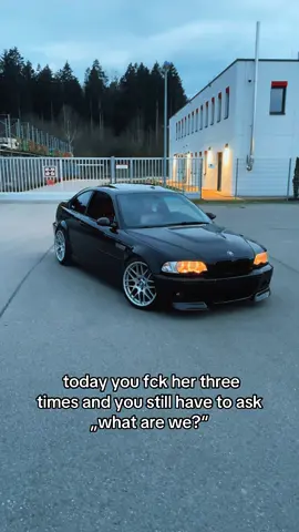 Whops #situationship #bmw #e46 #bmwe46 #bmwe46m3 #e46m3 #m3 #bmwm3 #carbonblack #fyp #foryou #foryoupage #cartok #cars #tuning #m3e46   Der von Mitte 2000 bis Sommer 2006 gebaute M3 (E46) hat einen hochdrehenden 3,2-l-Reihensechszylinder-Motor, der 252 kW (343 PS) bei 7900 min−1 leistet. Das Fahrzeug gab es als Coupé (öffentliche Vorstellung: Mondial de l’Automobile 2000)[1] und Cabrio[2](öffentliche Vorstellung: NAIAS 2001),[3] jeweils nur in der ursprünglichen Version, obwohl später dann auch Merkmale des beim E46 im Frühjahr 2003 erfolgten Facelifts mit eingearbeitet wurden (wie zum Beispiel die LED-Rückleuchten). Von Alpina wurde mit dem B3 und B3 S ebenfalls eine leistungsstarke Variante des E46 angeboten, die jedoch auf mehr Antriebskomfort ausgelegt ist.