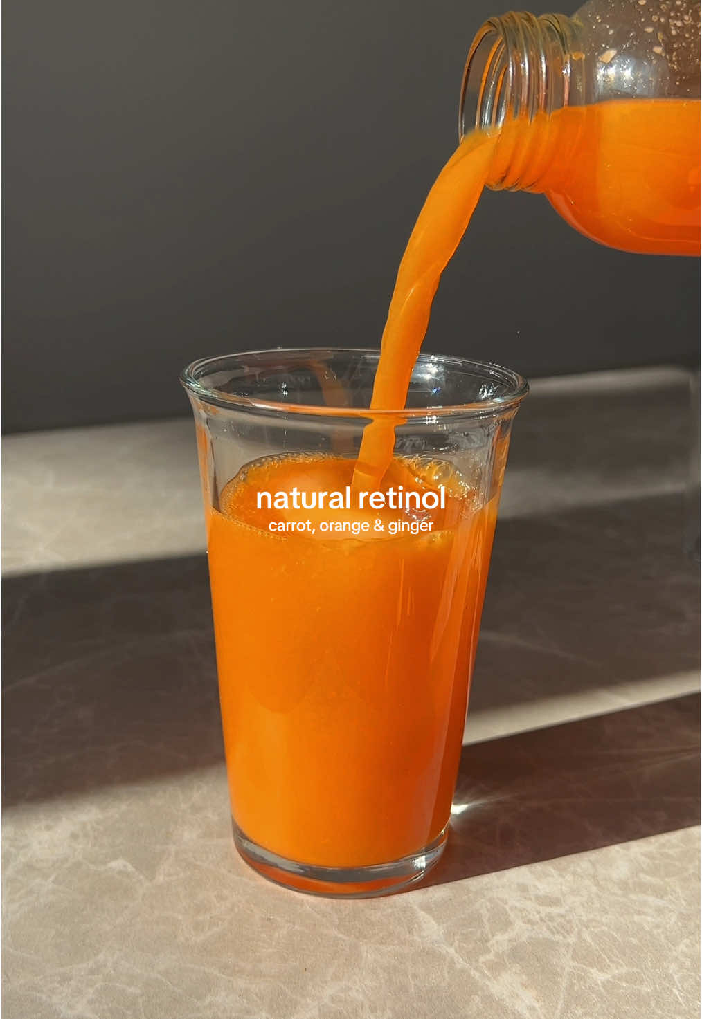 So einfach könnt ihr diesen natürlichen Retinol-Drink zu Hause selbst machen 👇🏼✨🥕🍊🫚🍎 Good to know: 🥕 Karotten sind reich an Beta-Carotin, das im Körper zu Retinol (Vitamin A) umgewandelt wird – sie unterstützen unsere Sehkraft, fördern eine gesunde Haut und stärken das Immunsystem! 🍊Orangen sind reich an Vitamin C, enthalten Antioxidantien, fördern die Verdauung durch Ballaststoffe, unterstützen die Hydrierung und sind gut fürs Herz! 🫚 Ingwer enthält entzündungshemmende Wirkstoffe (wie Gingerol), stärkt das Immunsystem, fördert die Verdauung, wirkt antioxidativ und hat eine durchblutungsfördernde Wirkung! Zutatenliste: • 10 Karotten • 2 Orangen  • Stück Ingwer • 1 Apfel (optional) • 1-2 TL Olivenöl (für die Vitamin-A-Aufnahme im Körper) • Wasser oder Kokoswasser nach Belieben • Mixer oder Entsafter • Sieb/Nußmilchbeutel  To-Do’s: 1) Obst und Gemüse gründlich waschen, schälen und in kleine Stücke schneiden 2) Mit Wasser/Kokoswasser nach Belieben in den Mixer geben und fein pürieren – alternativ eignet sich auch ein Entsafter  3) Durch ein feines Sieb oder einen Nussmilchbeutel filtern und anschließend 1-2 TL Olivenöl unterrühren (für die Vitamin-A-Aufnahme im Körper). Enjoy!🥕 #naturalretinol #carrotjuice #carrotsretinol #juices #homemadejuice #letsjuicetogether #carrotorangegingerjuice #entsaften #natürlichesretinol #drinkyourskincare 
