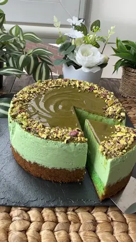 😍 ФІСТАШКОВИЙ ЧІЗКЕЙК 🍰 Бісквіт: 🔹65г борошна 🔹2 яйця 🔹40 мл молока 🔹28г олії 🔹80г цукру 🔹2-3 краплі зеленого барвника(за бажанням) 🔹4г розпушувача 🔹дрібка солі Для просочування 🔹50 мл. молока 🔹1 ч.л. фісташкової пасти (не обовʼязково) 🔹5 г. ванільного цукру Основа: 🔹300 мл. вершків 36% 🔹200 г. крем сиру(маскарпоне) 🔹160 г. згущеного молока 🔹60 г. фісташкової пасти  🔹2-3 каплі зеленого барвника (за бажанням) 🔹1 ст.л. желатину + 150 мл. молока Покриття: 🔹40г фісташкової пасти + рублені фісташки ⏳час приготування: 6-7 годин 📊КБЖВ на 100г:К.308 Б.6 Ж.21 В.23 🕰Прийом:  сніданок, перекус, десерт ⚖️вага всієї порції - 1400г 🔸розбийте яйця ,додайте цукор і дрібку солі, та збивайте міксером до пишної білої піни, приблизно 5-6хв.  🔸додаємо молоко і олію, і на малих оборотах збивайте 30сек.  🔸 просіюємо розпушувач, борошно і додаємо зелений барвник за бажання. Збиваємо на малих оборотах до однорідності - приблизно 30-40сек 🔸перелийте в кільце, у мене діаметр 18см.  і відправляємо в духовку при 180С на 30хв. Готовність перевіряйте шпажкою, вона має бути сухою якщо проколоти по центру.  🔸змішайте желатин і молоко, і лишіть набухати 🔸Охолоджені вершки збиваємо до піків і поступово вводимо згущене молоко. 🔸В окремій ємності крем сир кімнатної температури збиваємо з фісташковою пастою та барвником 🔸Для просочування, молоко поєднуємо з фісташковою пастою, ванільним цукром і просочуємо бісквіт 🔸поєднуємо маскарпоне з вершками і додаємо розтоплений в мікрохвильовці желатин 🔸Поміщаємо бісквіт в роз’ємне кільце, попередньо обтягуємо пергаментом і швиденько виливаємо чізкейк. Відправляємо до холодильника на стабілізацію на 3-4 год. можна на ніч. 🔸Після стабілізації покриваємо фісташковою пастою і за бажанням посипаємо подрібненими фісташками. Всім смачногоооооооо😘 #фісташки #чізкейк #дубайськийшоколадрецепт 
