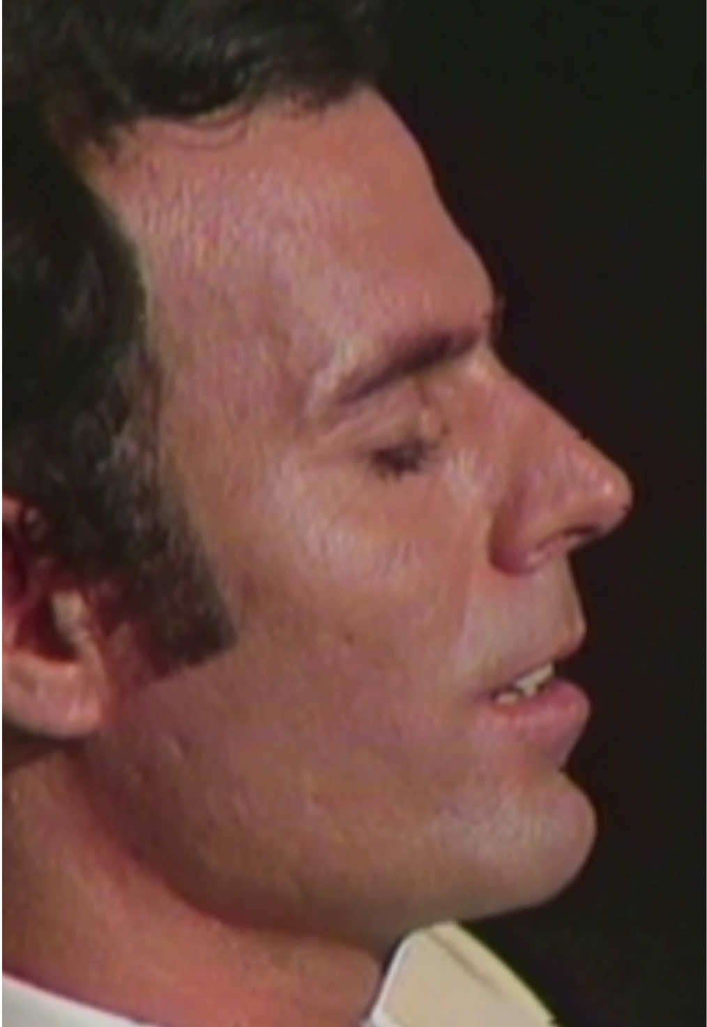 ¿Y tú esperaste, papá? Así es Niña, una canción de Manuel Alejandro que Julio Iglesias incluyó en su álbum Soy de 1973. En este fragmento de vídeo lo vemos cantándola varios años después durante su programa en Televisión Española. “Niña, que empiezas a verte y sentirte mujer, y a sentir cosas bellas y nuevas… Espera, que aún te queda mucho por caminar” Vídeo de RTVE Play . . . . . #julioiglesias #españa #niña #hija #padre #amor #familia #vida #crecer #mujer #español #recuerdos 