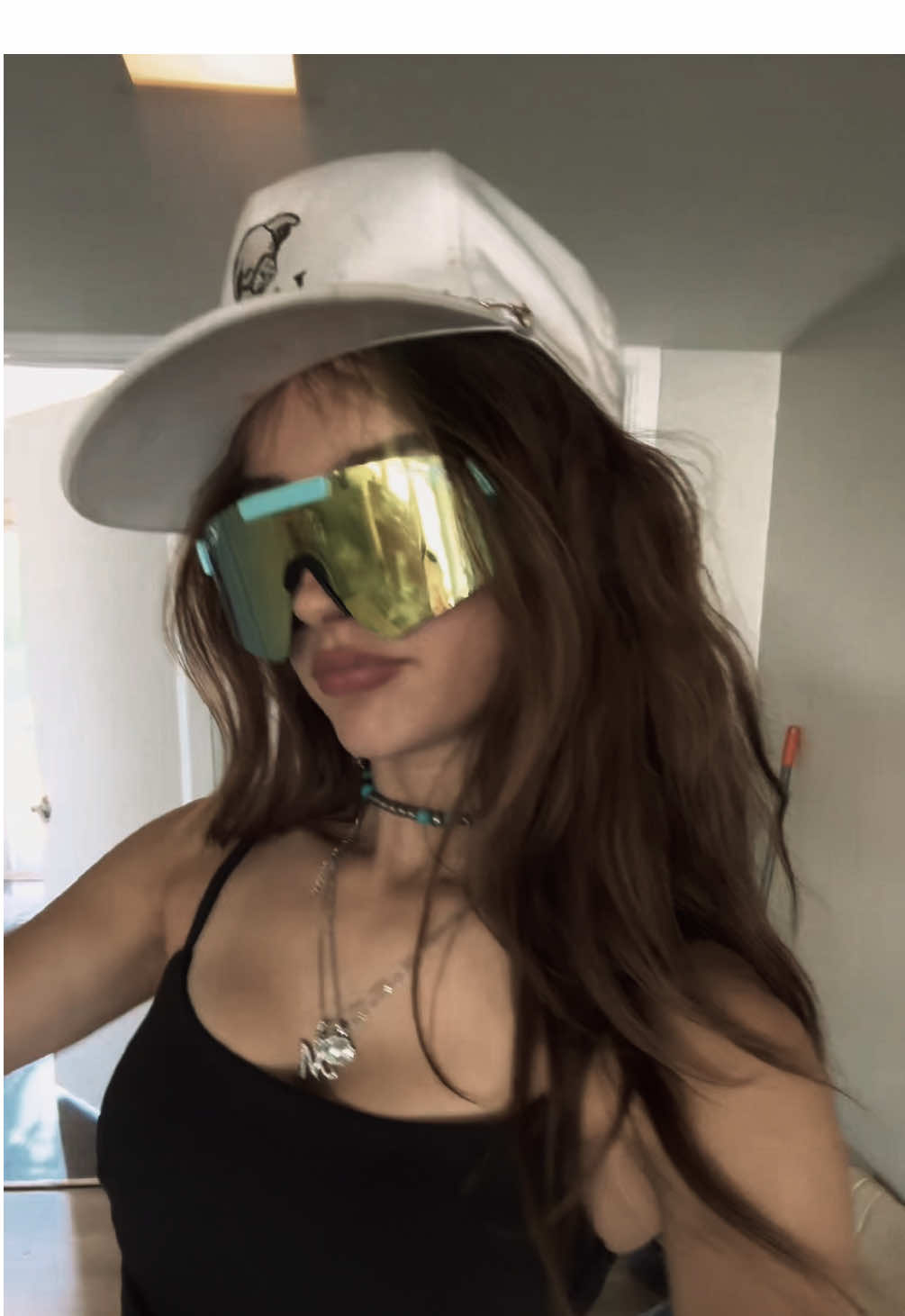 The only big sun glasses I own 😛😭but drafty💋