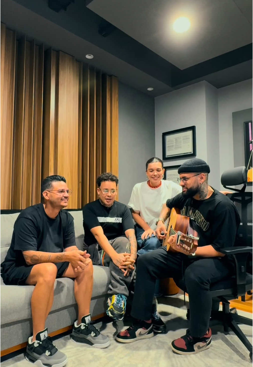 Esse é o time oficial de composição do hit “Nosso Primeiro Beijo” e é claro que tivemos que deixar registrada uma versão do jeitinho que foi feita✍🏽❤️ @Gloria Groove @Rodrigooliveira.br 