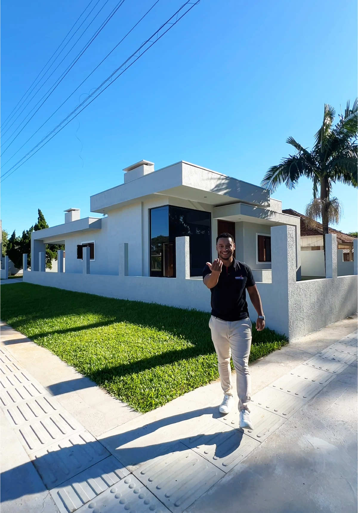 A casa dos seus sonhos na praia está te esperando! Imagine viver a apenas 250 metros do mar, em uma casa moderna, novinha e cheia de charme no bairro Rondinha Nova - Arroio do Sal Com 136m² de puro conforto, esta casa de esquina conta com: 	•	3 dormitórios (incluindo uma suíte incrível) 	•	Espaço gourmet com churrasqueira para receber amigos 	•	Lareira aconchegante para os dias mais frios 	•	Terreno amplo, em rua pavimentada 	•	Localização privilegiada, próxima a comércios Perfeita para morar ou veranear com estilo e tranquilidade. Agende já sua visita e encante-se com cada detalhe! 51 99744-1995 R$: 610.000,00 #arroiodosal #praia #mar #casa #imovel 
