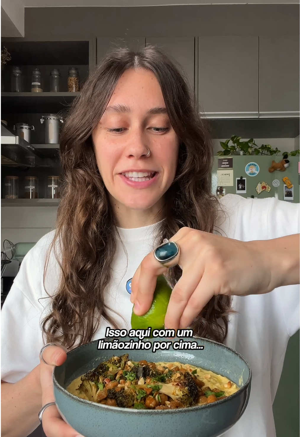 CREME DE MILHO, BRÓCOLIS E GRÃO-DE-BICO 🤌🏼 Um jeito maravilhoso de variar o preparo do grão-de-bico no dia a dia ✨ Vocês sempre me pedem mais receitas simples e fáceis! Então eu resolvi compartilhar mais uma aqui, dessa vez usando o grão-de-bico 🙏🏼 Ingredientes 1 cabeça de brócolis  Grão-de-bico cozido (usei 2 latinhas) 2 latinhas de milho  1 xícara de leite vegetal  Creme de leite e manteiga vegetal a gosto (opcional)  Temperos: sal, pimenta do reino, páprica defumada e azeite  Amendoim picado e coentro a gosto pra finalizar  Como fazer 1- Começa separando os floretes do brócolis já higienizado e coloca em uma assadeira junto com o grão-de-bico cozido.  2- Tempera bem com sal, pimenta do reino e páprica (ou outros temperos da sua preferência) e rega com uma boa quantidade de azeite.  3- Mistura com as mãos pra pegar bem os temperos e leva pra assar a 200 graus por cerca de 30-40 minutos ou até dourar.  4- Enquanto isso, prepara o creme batendo o milho no liquidificador com o leite vegetal e os temperos.  5- Transfere pra uma panela e mexe em fogo baixo, até reduzir e chegar na consistência que você gosta. Se quiser, incrementa com um pouco de creme de leite/manteiga vegetal e depois já pode servir :) a minha recomendação é colocar os vegetais assados por cima do creme de milho e finalizar com amendoim picado, coentro (ou salsinha) e mais um fiozinho de azeite! Aí é só aproveitar ❤️ Obs: por ser um preparo bem simples, não se apeguem muito as quantidades! Segue seu coração, seja feliz e é isso ✨ você também pode usar o tofu no lugar do grão-de-bico ;) Espero que vocês amem essa receita tanto quanto eu!! BEIJO 🫶🏻 #receitafacil #cremedemilho #brocolis #graodebico #vegan #veganfood #receitasveganas #comidacaseira 