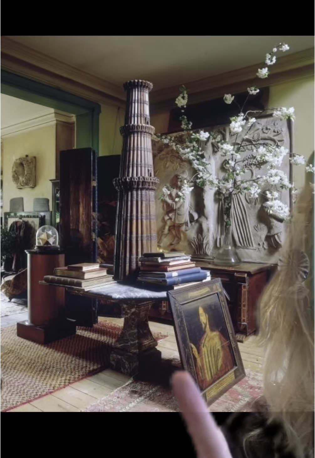 Shout out to Rembrandt for this great side eye  #greenscreen #interiordesign #fyp #portraits 