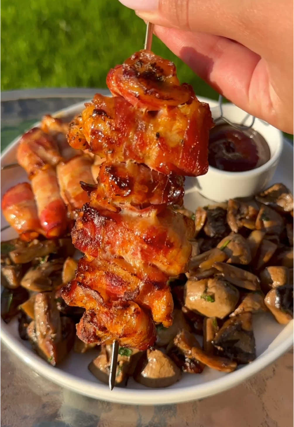 Szaszłyki z kurczaka i boczku 🥓 Składniki: •700g piersi z kurczaka •po pół łyżeczki soli, papryki ostrej, czosnku, po łyżeczce papryki słodkiej i oregano •2 łyżki oliwy •18 plastrów boczku (po pół plastra na kawałek kurczaka - 260g) 1️⃣Kurczaka kroimy w większą kostkę, mieszamy z przyprawami. Możemy odstawić na kilka godzin lub noc do zamarynowania. 2️⃣Każdy kawałek kurczaka zawijamy w pół plasterka boczku i nabijamy na szpikulce do szaszłyków.  3️⃣ Grillujemy z dwóch stron na złoty kolor 🔥 1 szaszłyk: 212 kcal B:26g T:12g W:0g #przepis #grill #szaszłyki #furajedzenia #chicken #kurczak #pysznosci #majówka 