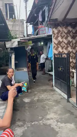 KRONOLOGI: Dia mau angkut unit 15pro 128gb ibox punya saya buat tetangga nya mau beli katanya, Janjian pagi jam 7/8 an jadi nya mah malah siang jam 2 an saya otw kekontrakan dia dimawar deket bajawa Posisi saya berdua sama temen, dia sendiri ya Kita nunggu yang kata dia( tetangga nya mau beli)  gadatang datang, hp nya dia cek cek dulu tuh keadaan icloud udah keluar trus kata dia mau ngecas didalem tau nya kabur lewat pintu lain (Sebelum nya emang pernah cod an sama dia jadi ngerasa kaya aman aman aja,padahal mah maling😭) Kalo ada yang beli ip imeinya kaya yang di box mohon bantuannya ya🙏🙏   Nama pelaku sesuai keterangan warga memang sering terjadi Nama : Arli  Kampung :Kampung Kelapa senggeh rt 03 rw 07 ,merdekaa No rumah semua ada dividio #musibah #pencurian #bogor #2025 #berita #berduka #breakingnews #polrestabogor #police #sorotan #bantushare #viral #semuaorang #tiktok 