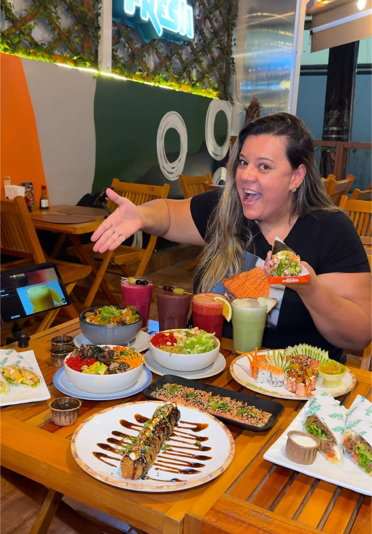 ESSA É UMA NOVIDADE QUE VOCÊ PRECISA CONHECER NA TOLENTINO FILGUEIRAS 😍😱 O Wee Fresh chegou com a proposta de oferecer uma experiência leve, fresca e cheia de sabor, com um cardápio que une a culinária havaiana e japonesa em combinações criativas e equilibradas ❤️ O grande destaque são os pokes, que representam a essência do Wee Fresh: ingredientes frescos, selecionados e combinados para agradar diferentes paladares 🍱 Além das sugestões prontas da casa, o cliente também pode montar seu poke ou salada do zero, escolhendo cada ingrediente do jeito que preferir 🥗 Eles também oferecem uma variedade de sushis, temakis, hot rolls, uramakis, joys, sashimis e niguiris, além de entradinhas como ceviches e carpaccios, lanches naturais e uma linha especial de sucos naturais, com opções detox, energéticas, digestivas e revigorantes e sobremesas 🍣🍑🍫 *Publicidade 📍O Wee Fresh fica localizado na rua Tolentino Filgueiras, 65 em Santos Agora marca quem precisa viver essa experiência 🤤⤵️