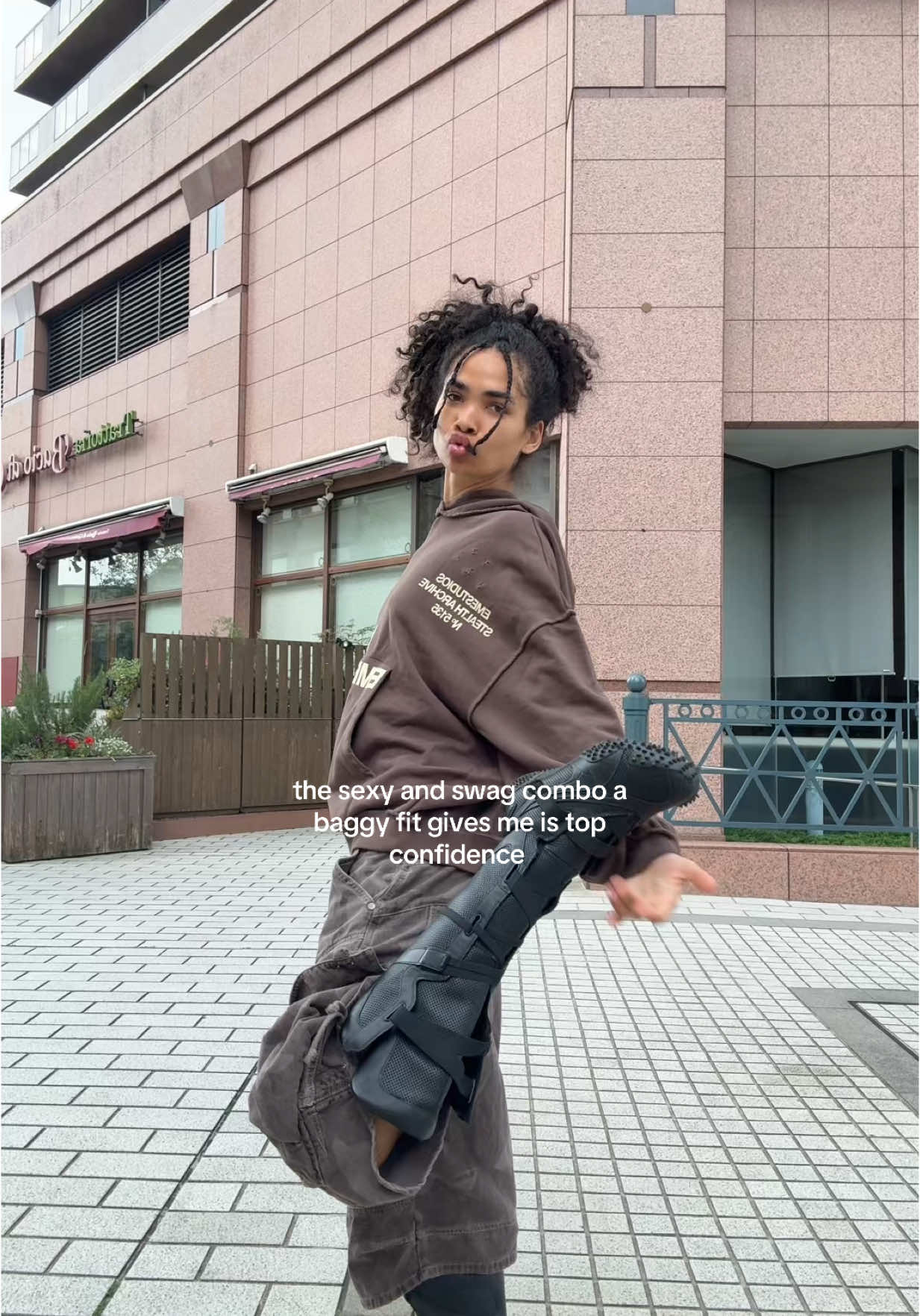 an oversized hoodie & jort can do magic #OOTD 