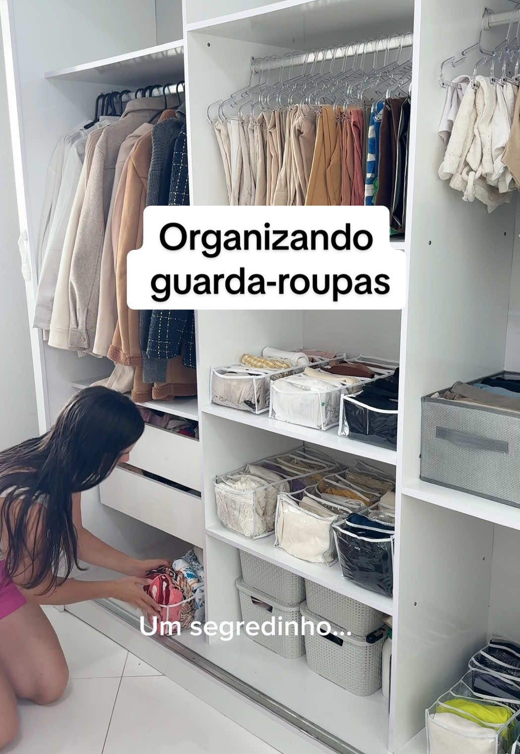 Amei fazer esse tipo de vídeo!! Da um trabalhão mas vale a pena kkkkk esse é o meu primeiro nesse formado 🫶🏻 Organizei o guarda-roupa com colmeias e cabides novos, e já sabe né? Se quiser o link, comenta “QUERO” que eu te envio :)