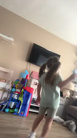 Just rememeber they listen to everything 🧽    She does not repeat these words #messy #lolamessy #kareoke #naughtywords #shimmy #adanceadaykeepsthebadvibesaway #toddlersoftiktok #toddlermom #fyp #toddlersbelike @lolayounggg 
