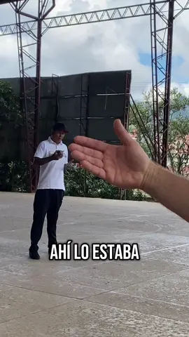 ¿Sabías que el trompo puede bajar por una cuerda como si caminara? En este video te muestro paso a paso cómo hacer la bajada del trompo por la cuerda. Desde el lanzamiento hasta el truco final, ¡no te lo pierdas! Ideal para quienes están empezando en el mundo del trompo o quieren mejorar su técnica. ¿Te animas a intentarlo? #Trompo #TrucosConTrompo #BajadaDelTrompo #JuegosTradicionales #TutorialTrompo