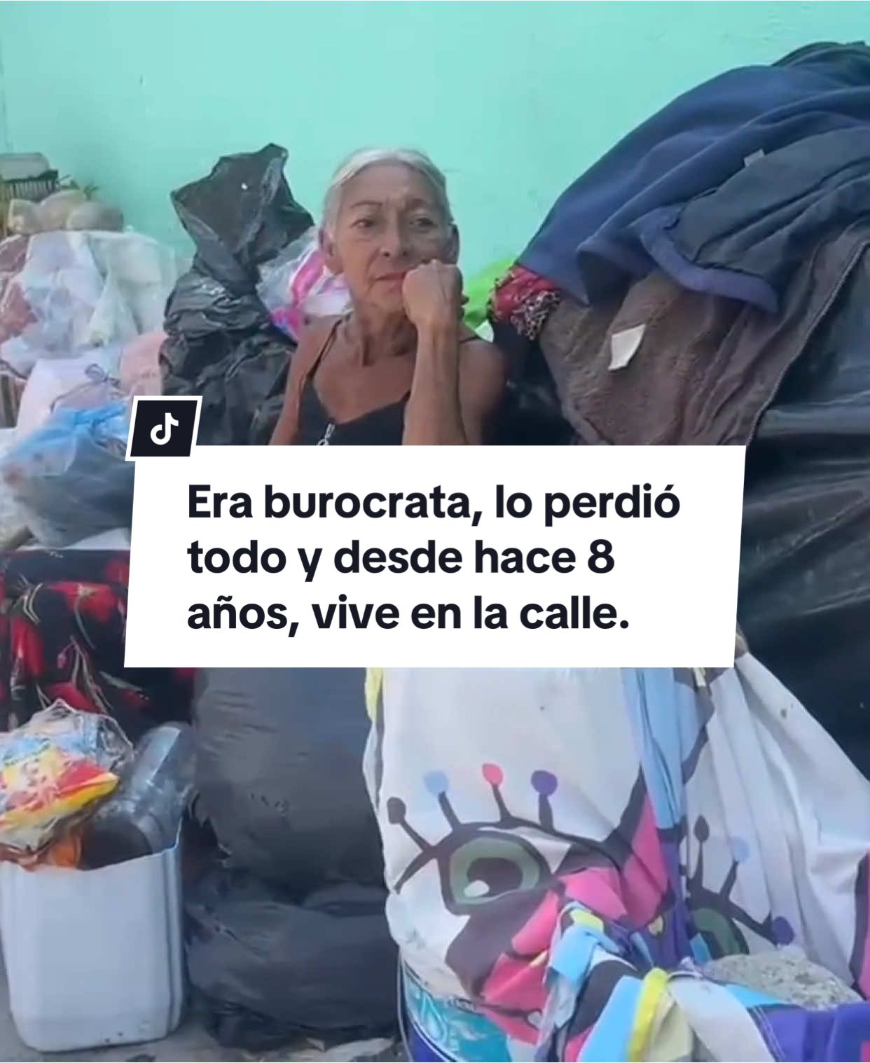 Era burocrata, lo perdió todo y desde hace 8 años, vive en la calle.  Literalmente, ella está en las inmediaciones de la 3 poniente sur el apoyo que recibe es el de los vecinos que se llegan a solidarizar con ella. #chiapas #tuxtlagutierrez #casostristes #ayuda #tuxtlagutierrezchiapas #situaciondecalle #capitalchiapaneca #chiapastiktok #viralvideos #comparte 