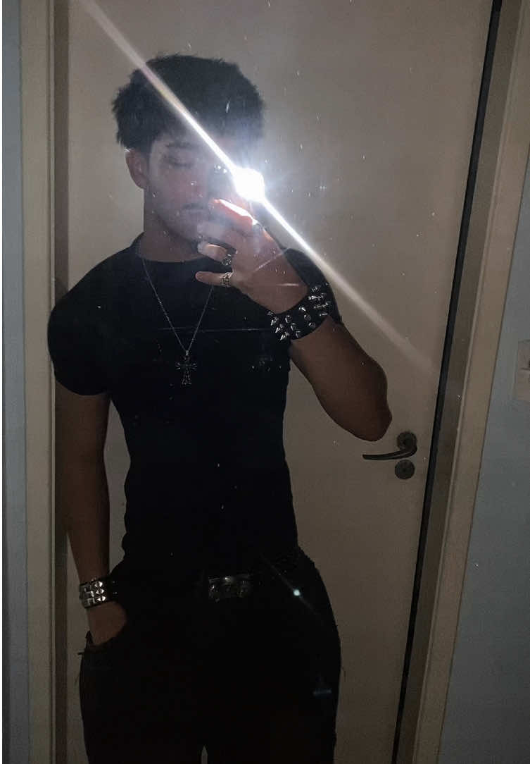 swampp' #goth #gym #playboicarti #baggyjeans #outfit #grunge #gothic #alternative #darkromance #inspooutfit 