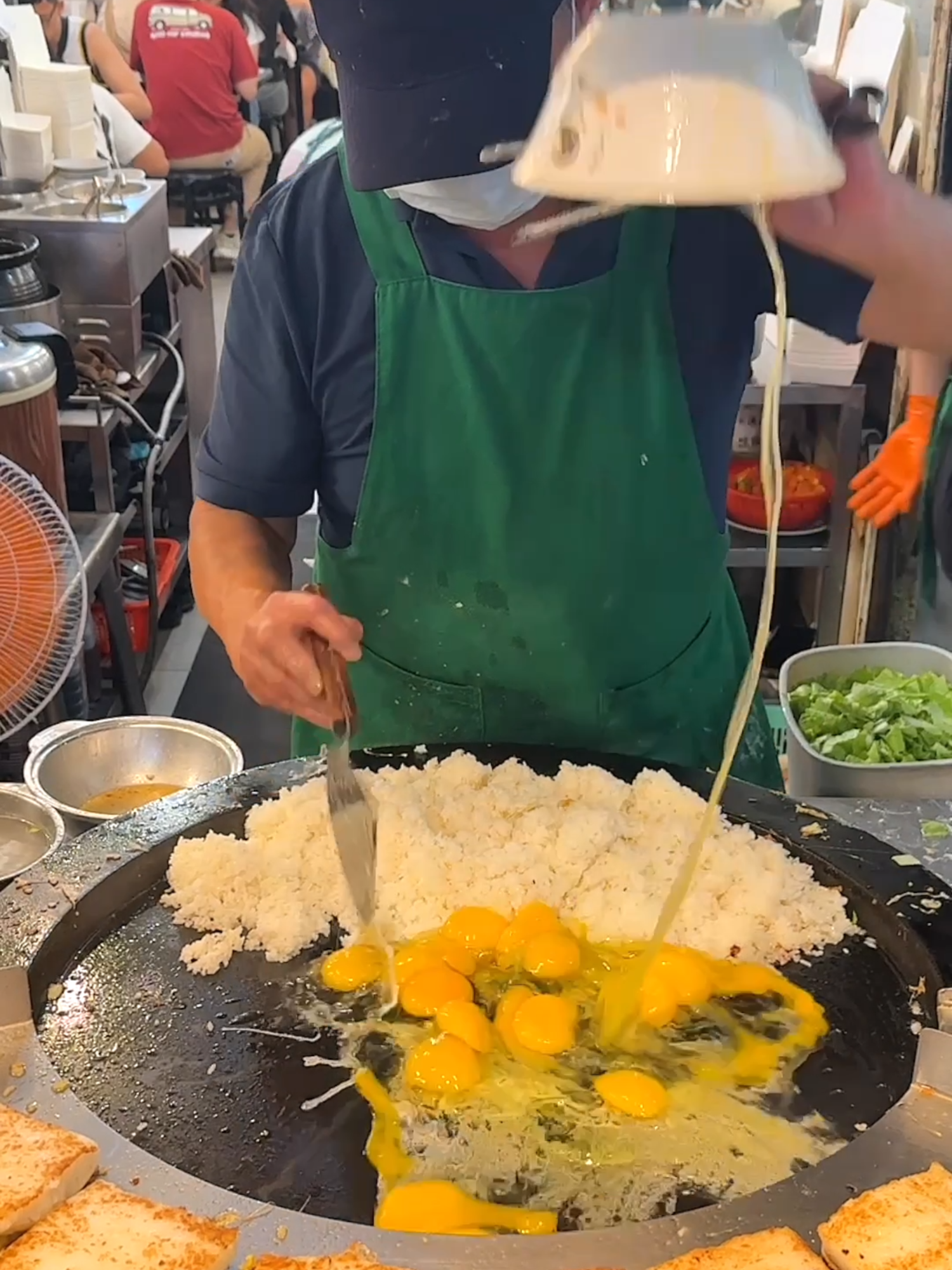 The Most Popular $2 Egg Fried Rice in Taipei! 📍365台灣小吃 https://maps.app.goo.gl/cUKi5Rhj7xmifi7R9 ⏰ 9:30 am open #eggfriedrice #taiwanfood