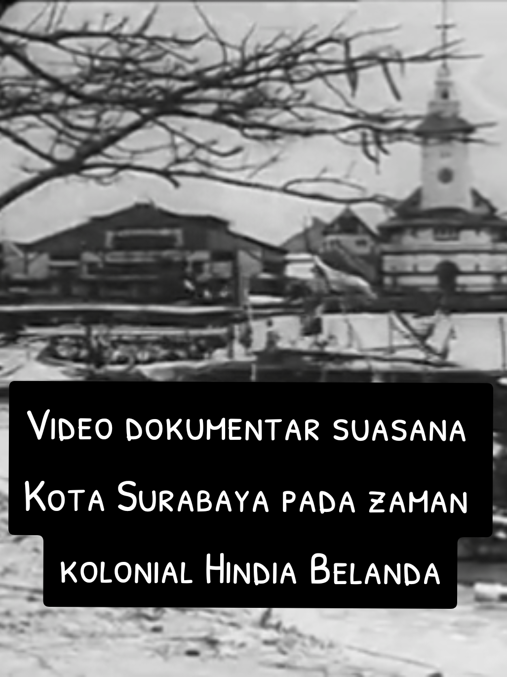 Video dokumentar yang berisi suasana di Surabaya pada zaman kolonial Hindia Belanda sekitar tahun 1900'an. Di dalam video menampilkan bagaimana kondisi di Kota Surabaya dan ada juga kereta trem di pusat Kota Surabaya. Kota Surabaya sendiri merupakan kota terbesar kedua di Hindia Belanda setelah Batavia pada zamannya. Sc: eyefilm #sejarah #surabaya #vibes