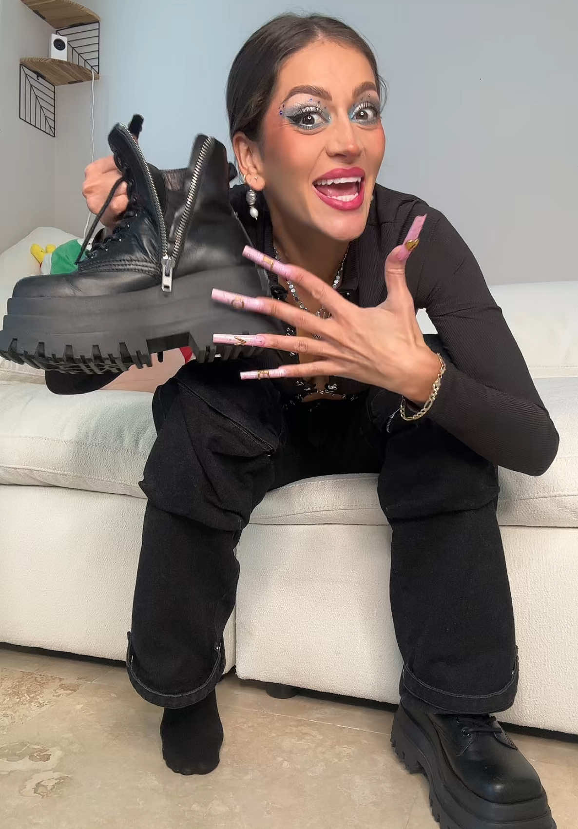 Replying to @YULIA tutorial de como abrocharse agujetas con uñas XXXL 💅🏼