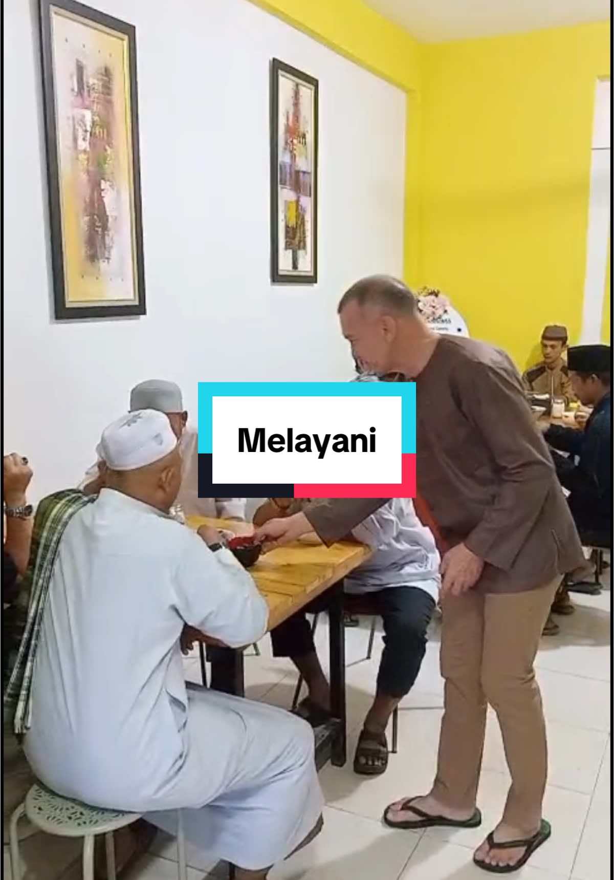 Memutuskan untuk berhenti dari dunia pelayaran dan kembali ke kampung halaman, menjadi nelayan biasa di sebuah pulau di gugusan pulau tiga, kemudian membuat rumah di darat di air mulung depan polres Natuna. Dikapal semua kebutuhan terpenuhi, dilayan dengan sempurna, dan semua unsur baiknperangkat lunak dan keras mendukung kapal untuk sampai ke tujuan, namun saat niat di hati ada keinginan untuk jadi pemimpin di Natuna, uwak sadar bahwa kepala daerah tugasnya adalah melayani. Di rumah uwak di air mulung uwak buatkan warung makan bernama Pondok Nibung, warung makan ini bukan sekedar uwak mencari rezeki, namun lebih kepada mencoba untuk menjadi pelayan dan melayani pelanggan dengan harapan uwak terbiasa melayani masyarakat dengan segala keluh kesahnya. Dan benar saja setelah menjabat semua masalah masyarakat akan menjadi masalah kita dan alhamdulillah di “pondok nibung uwak belajar tentang itu semua” arti kata melayani. Kini setelah purna tugas uwak kembali untuk melayani pelanggan di sebuah warung kecil di pusat Tiban Kota Batam Rumah Makan “cikmila Natuna” sama mencoba untuk melayani namun kali ini yang uwak layani sedikit berbeda bukan di kampung sendiri namun di kota besar  “Batam”. #kuliner #melayu #natuna #fyp @rodhialhuda2 