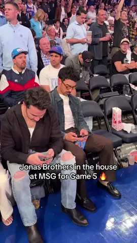 Where’s Nick? 🤔🎤 #NBA #basketball #jonasbrothers #joejonas #kevinjonas #knicks #nbaplayoffs #fyp 