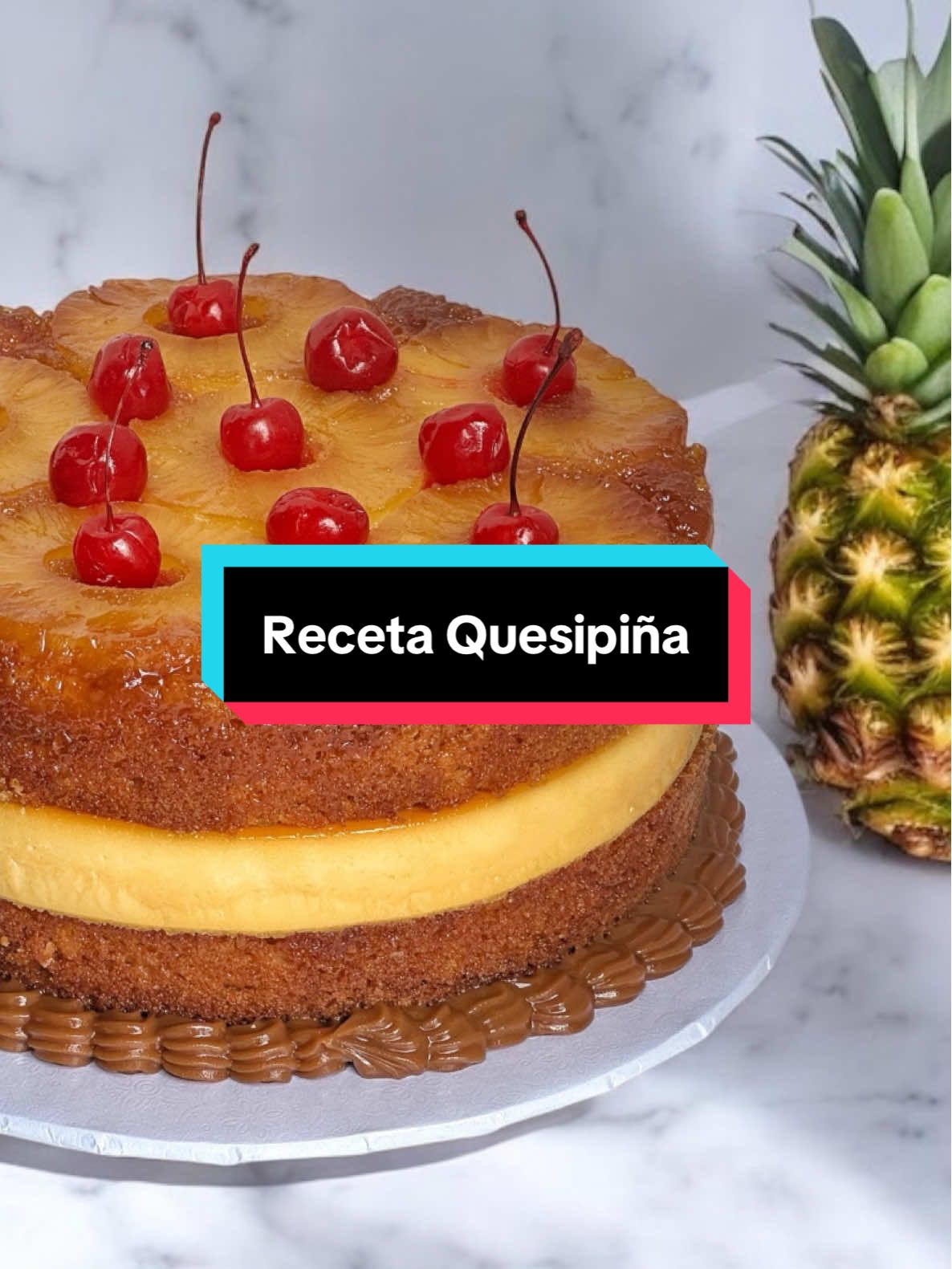 🍍 QUESIPIÑA 🍍  Para el caramelo: •1 taza (200 g) de azúcar •½ taza (125 ml) de jugo de piña •1 cucharadita de jugo de limón Para la Torta: •250 g de mantequilla sin sal •300 g de azúcar blanca •4 huevos •375 g de harina de trigo todo uso •1 taza (250 ml) de jugo de piña •1 cucharadita de vainilla •1½ cucharadita de polvo de hornear •¼ cucharadita de bicarbonato  •½ taza de trocitos de piña Procedimiento: ✨En un sartén, derrite el azúcar con el jugo de piña y el limón hasta obtener un caramelo dorado. ✨Vierte en el molde y acomoda las rodajas de piña a tu gusto! ✨Bate la mantequilla con el azúcar hasta que esté cremosa. Agrega los huevos uno a uno y la vainilla.  ✨Incorpora la harina tamizada con el polvo de hornear y el bicarbonato, alternando con el jugo de piña.  ✨Añade los trocitos de piña y mezcla bien. Vierte la mezcla sobre las rodajas de piña y hornea a 180°C (350°F) por 40-50 min o hasta que al insertar un palillo salga limpio. Deja reposar 5 minutos, desmolda con cuidado y disfruta de esta delicia tropical. 📌Luego corta a la mitad y rellena con un delicioso y cremoso flan/quesillo😍 #recetasfaciles #recetafacil #recetadulce #tortadepiña #volteadodepiña #reposteriafacil #flan #fypツ #virall #reposterasdetiktok #paratiii #tipsreposteriainicial 
