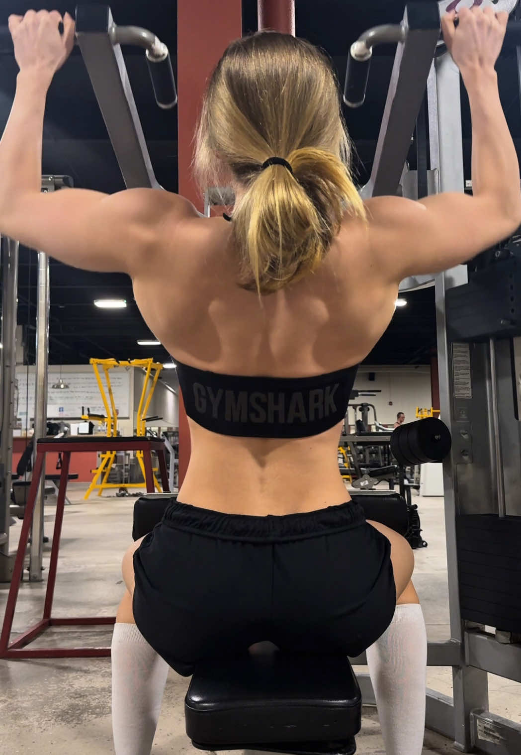 can never get the right lighting for lat spread🪫#bodybuilding 