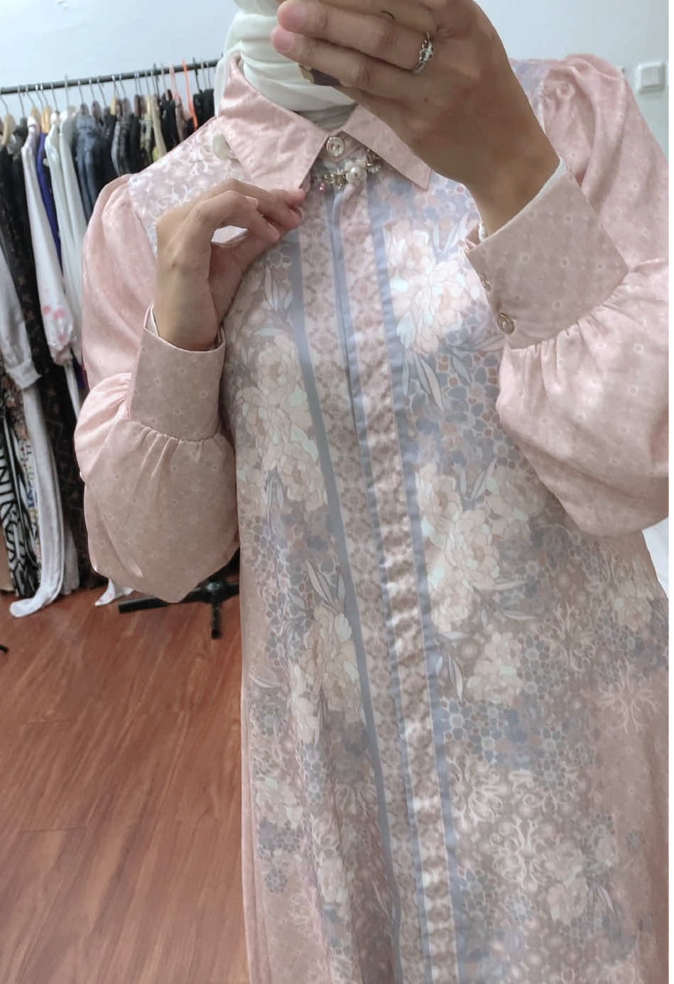 Gak kuat ini motif nya cantik banget😭 #hargamurah #gamiskekinian #nyamandipakai #gamiskondangan #gamisiduladha #bahandingin #gamiscantik 
