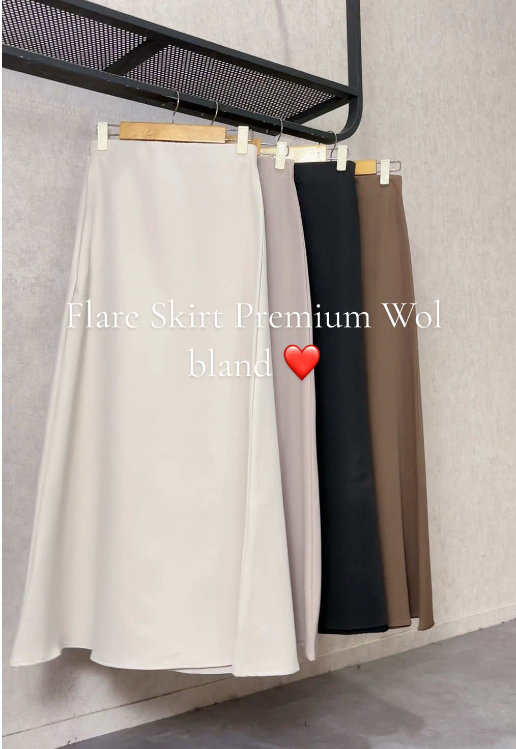 Flare Skirt wol bland lebih oke sih,gak licin kaya mantan kamu sih 😌 @Louveeofficial  #flareskirt #skirt #rokwanita #outfitinspo #outfitinspiration #elegantstyle #maxiskirt #oldmoneyoutfits #oufitideas #ootdhijab #fashiontiktok 