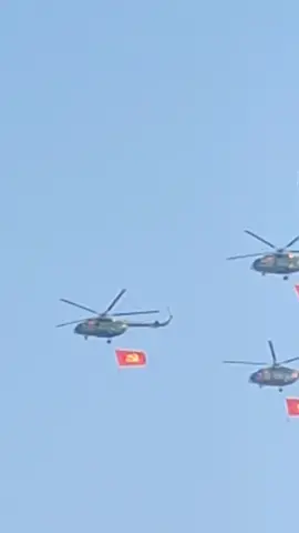 Biểu diễn Máy bay trên bầu trời TP Hồ Chí Minh. Kỷ niệm 50 năm ngày giải phóng miền Nam thống nhất đất nước. vào lúc 8h sáng.#banphaohoa #saigon #tphcm #giaiphongmiennam #kiniem50namgiaiphongmiennam #dieubinh #LIVE 