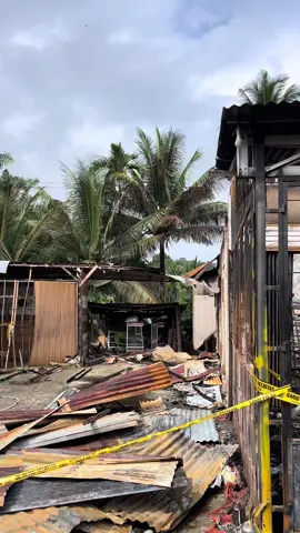 *Dinsos Agam Salurkan Bantuan untuk Korban Kebakaran di Nagari Salareh Aia* Dinas Sosial Kabupaten Agam menindaklanjuti laporan musibah kebakaran rumah yang terjadi pada Jumat malam, 26 April 2025, pukul 23.30 WIB di Jorong Kayu Pasak Timur, Nagari Salareh Aia, Kecamatan Palembayan. Kebakaran yang diduga akibat korsleting listrik ini menghanguskan satu unit rumah milik warga atas nama Asmiadi, dengan total kerugian mencapai Rp1,5 miliar. Sebagai bentuk respons cepat, Dinas Sosial melalui Kepala Bidang Perlindungan dan Jaminan Sosial, Azmar, S.Si, Apt, M.M, menyerahkan bantuan logistik kepada korban pada Senin (28/4). Bantuan yang bersumber dari APBD ini berupa beras 10 kg, telur satu papan, minyak goreng satu liter, sabun mandi, gula pasir, teh celup, tenda gulung (terpal), dua buah tikar plastik, dan handuk. 