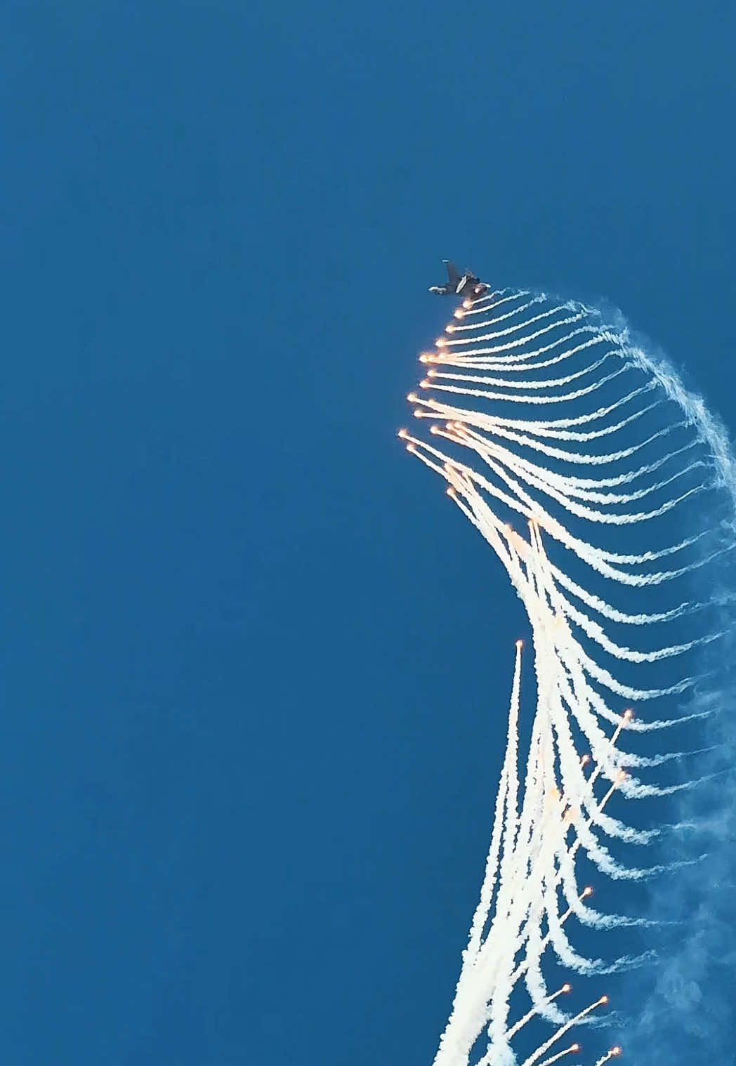 Tuyệt đối điện ảnh, Su-30MKII thả mồi nhiệt kỷ niệm 50 năm 30/4 #30thang4 #tuhaovietnam #vietnam #fyp #shotoniphone
