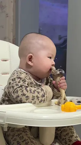Bà má kêu nay nhà hết xiền, ăn dị no cả ngày #viabexinhyeu #xuhuong #nhavia2vach 