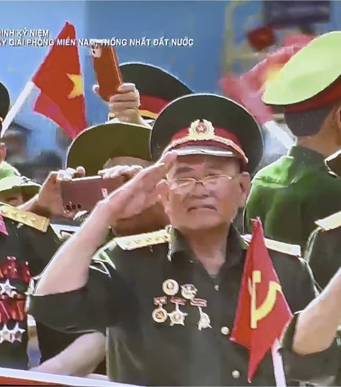 Những người chiến sĩ năm ấy! Những người hùng của dân tộc. Những bước duyệt binh vẫn hào hùng như năm nào... Mừng ngày thông nhất đất nước, tôn vinh và tưởng nhớ công lao của thế hệ làm nên độc lập tự do 🇻🇳🇻🇳🇻🇳 #giaiphongmiennam #thongnhatdatnuoc #vietnam #fyp #dieubinh 