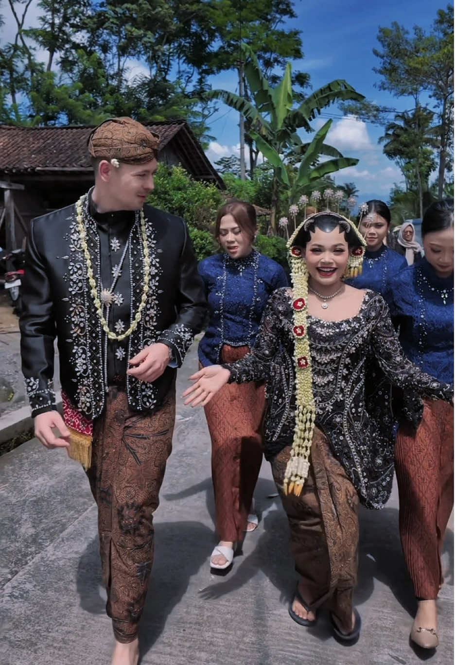 Joget dulu dong @Cikaaaw.  
