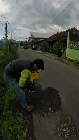 sekedar inisiatif ko. #ojolpeduli #jalanan 
