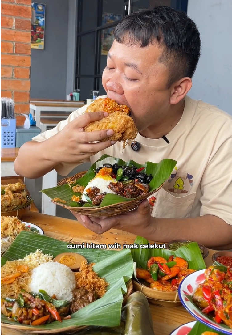 Nasi Telur 13 Ribuan, Tapi Porsinya Kaya Hajatan🔥 Sego Ndok favoritku buka cabang baru di Depok nih lur. Makin lama, main rame sampe sering masuk TV juga hloo~ Ada Sego Berkat, Selat Solo dan Garang Asem yang wajib kamu cobain. Dimasak langsung oleh chef dari Wonogiri. Rasa manis, gurih, asin berpadu dengan rampah yang super medok. Bikin ngabisin nasi🤤 Namanya Sego Ndok Mbak Asih @Sego Ndok Mbak Asih , total ada 6 cabang 📍Cikarang 📍Grandwisata 📍Harapan Indah 📍Karawang 📍Lippo Cikarang 📍Cabang Terbaru, Depok (Patok Perbatasan Jakarta Selatan) Gas meluncur ke cabang terdekat kamu🚀🚀 #telur #nasitelur #kulinerjakarta #jakarta #dyodoran #creatorsearchinsights  