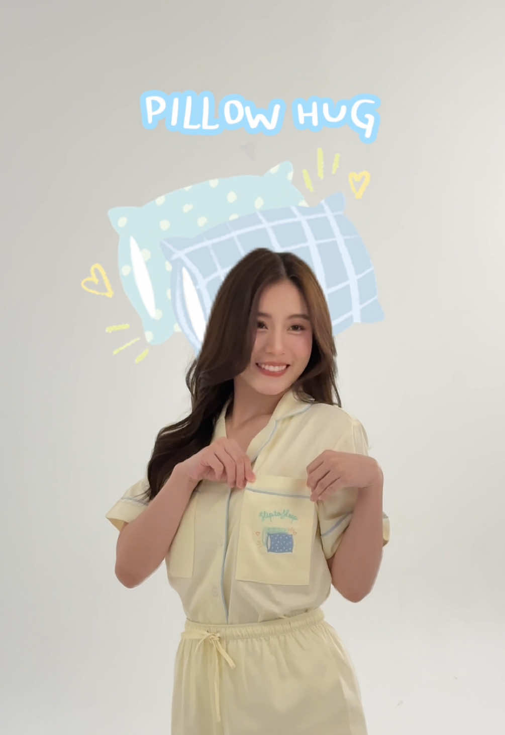 Pillow Hug☁️✨ ชุดนอนสีเหลืองบัตเตอร์ ที่มีลายปักสุดคิ้วท์อยู่ตรงกระเป๋าเสื้อ เพิ่มความน่ารักด้วยกุ๊นสีฟ้า เป็นอะไรนี่น่ารักลงตัวสุดๆ👍🏻💕 มีทั้งแบบ 🥞เสื้อแขนสั้น + กางเกงขาสั้น 🥞เสื้อแขนสั้น + กางเกงขายาว เปิดตะกร้าวันที่ 2 พฤษภาคมนี้น้าา~ #Sliptosleep #ชุดนอนโนบรา #ชุดนอนน่ารัก #pajamas #ของมันต้องมี #pillowhug #comfyoutfits #sleepycollection #ชุดนอนสีพื้น 