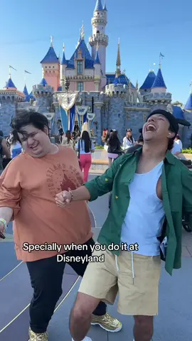 They do say it’s the happiest place on Earth #disneyland #disneyparks #disneytiktok #dance @fernandocarsa 