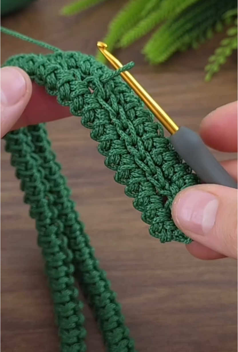A veces no tenemos la correa perfecta en una sola pieza… pero con la técnica correcta, podés unir dos cordones y lograr una correa firme, resistente y con acabado de lujo. 🧶✨ Te muestro cómo lo hago: 📌 Sin que se note la unión 📌 Con resistencia real para que soporte peso 📌 Y manteniendo un diseño limpio y profesional Este tipo de detalles es lo que eleva tus bolsos de “bonitos” a “wow”. Seguime para más técnicas que transforman tus creaciones en piezas de alto valor. #crochetbags #trapillo #tejedoras #bolsosdelujo #crochettiktok #bolsosycarteras #ganchillo #bolsosentrapillo 