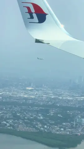 Parallel landing  #planes #airplane #landing #aviation #travel #traveltiktok #foryou #fyp 