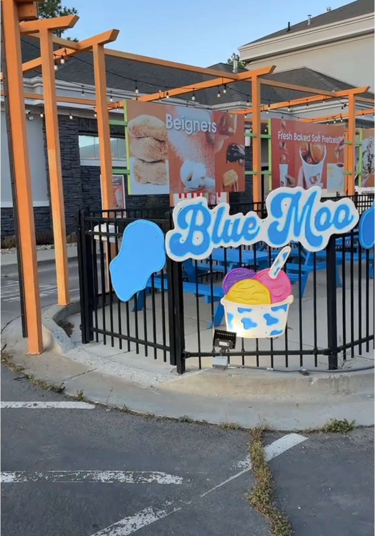 UTAH🤍 No Te Pierdas De Conocer Esta Linda Heladeria 🍦🍭🤍 Que Luce Muy Bella De Noche,Con Su Iconico Autoservicio! #bluemoo #bluebell #saltlakecity #utahfoodie #lugareslindos #utahconniños #heladeria #neveria #vaquita #utah #utaheats #parati #fyp #trending #Summer #verano