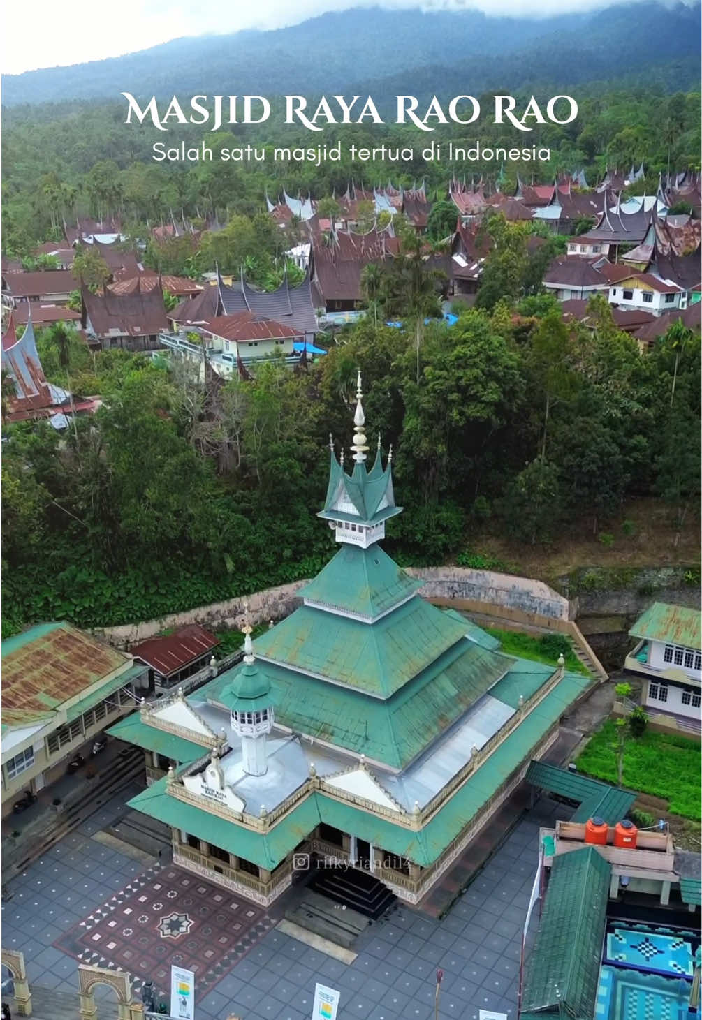 Masjid Raya Rao-Rao adalah salah satu masjid tertua di Indonesia yang terletak di Nagari Rao-Rao, Kecamatan Sungai Tarab, Kabupaten Tanah Datar, Sumatera Barat. Masjid berarsitektur perpaduan Minangkabau dan Persia ini mulai dibangun pada tahun 1908 dengan atap berbahan ijuk sebelum akhirnya diganti menjadi seng. Masjid Rao-Rao termasuk dalam salah satu situs Cagar Budaya di Kabupaten Tanah Datar. Peran serta berbagai pihak, utamanya masyarakat dalam upaya pelestarian akan serta merta memperjang usia masjid secara fisik, pun mempertahankan nilai-nilai sejarah, arsitektur, dan keagamaan untuk dapat dirasakan hingga generasi penerus kelak. #masjid #tanahdatar #wisatabudaya #wisatareligi #cagarbudaya #pesonasumbar #wisatasumbar #tanahdatartourism #minangtourism #sumbarrancak 