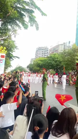 Như có Bác Hồ trong ngày vui đại thắng! Quân với dân hoà chung khúc ca đầy xúc động và tự hào! #30thang4 #50NamThongNhatDatNuoc #thanhphohochiminh #TuhaoVietNam #toiyeuvietnam 