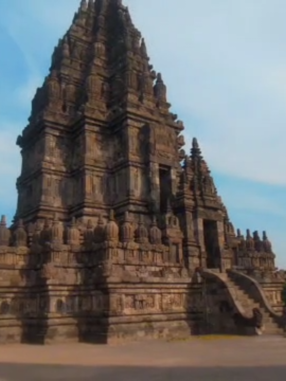 .. Meski celahnya retak ataupun pecah Fragmennya akan terus bersinar #jogja24jam  #klaten24jam  #prambanantemple  #fypage #FiturSuaraTikTok 