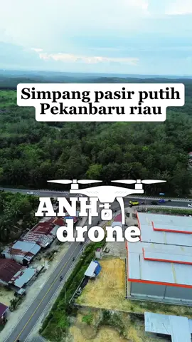 Simpang pasir putih Pekanbaru Riau adalah simpang yg sangat padat kendaraan baik besar maupun kecil bahkan sepeda motor apakah ada kenangan anda di simpang ini  #fyp #pilotdrone 