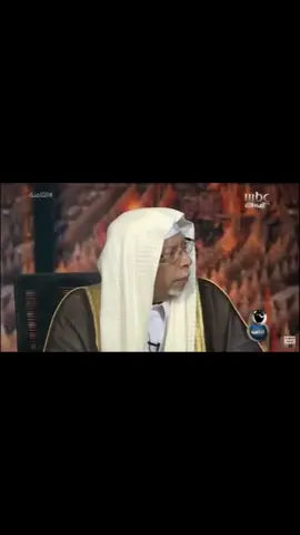 ‏الفرق بين أذان الحرمين: مكة والمدينة – قراءة تاريخية وصوتية ‏بقلم: الشريف محمد بن علي الحسني ‏مفكر إسلامي، رئيس مؤسسة الرابطة العلمية العالمية للأنساب الهاشمية ‏منذ أن فتح النبي صلوات الله عليه وآله مكة، وأمر بلال بن رباح أن يؤذن فوق سطح الكعبة، بدأ تاريخ خاص للأذان في الحرم المكي الشريف. كان ذلك إيذانًا بتحرير بيت الله من الأصنام، وتكريمًا لبلال الحبشي الذي عُذّب يومًا تحت الكعبة، فأصبح أول من ارتقى فوقها مؤذنًا بالتوحيد. ‏الأذان المكي: الجلال والوقار في مقام الحجاز ‏استقرّ أذان الحرم المكي على مقامات تعكس القوة والهيبة، يتقدمها مقام الحجاز الذي يتناسب مع طبيعة المكان وهيبته. صيغ الأداء فيه مُعمَّدة، أي تعتمد على الجهر القوي، ويُراعى فيه التوقيت والدقة والانضباط، وهو ما جعل الأذان المكي يوصف بأنه 