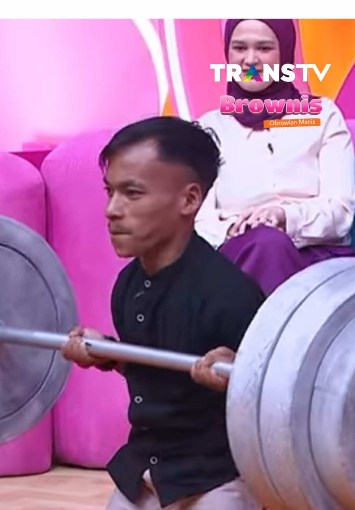 Waduh! Mobil siapa nih bisa masuk studio Brownis?😭🤣🚗 Eitss, ternyata… itu si Bambang Ceper yang lagi unjuk kekuatan, katanya dia bisa ngangkat beban sampe 25kg lho!😱🏋🏻 #BrownisTTV #TransTV 