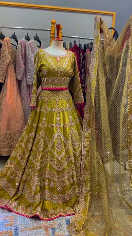 #mahandibride❤️‍ #design #wear #noon_bridal#tiktokbridal #beautifulldesign #lahanga #available #1millionaudition #bridaldesigner #pakistanidesigner 